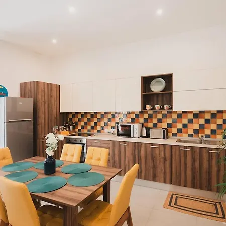 Charming Duplex By Valletta - No Extra Fee 아파트